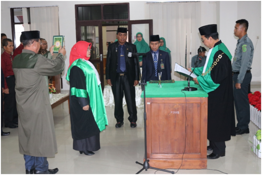KPTA Sultra (kanan) mengambil sumpah Dra. Nur Djannah Syaf, S.H.,M.H (4/9/2019)