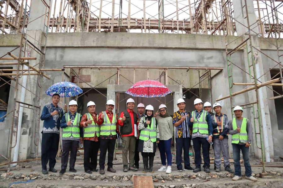 Wakil Ketua PTA Kendari didampingi Pejabat PA Wangi-Wangi memantau secara langsung progress Pembangunan Gedung Baru Pengadilan Agama Wangi-Wangi (09/02/2023)