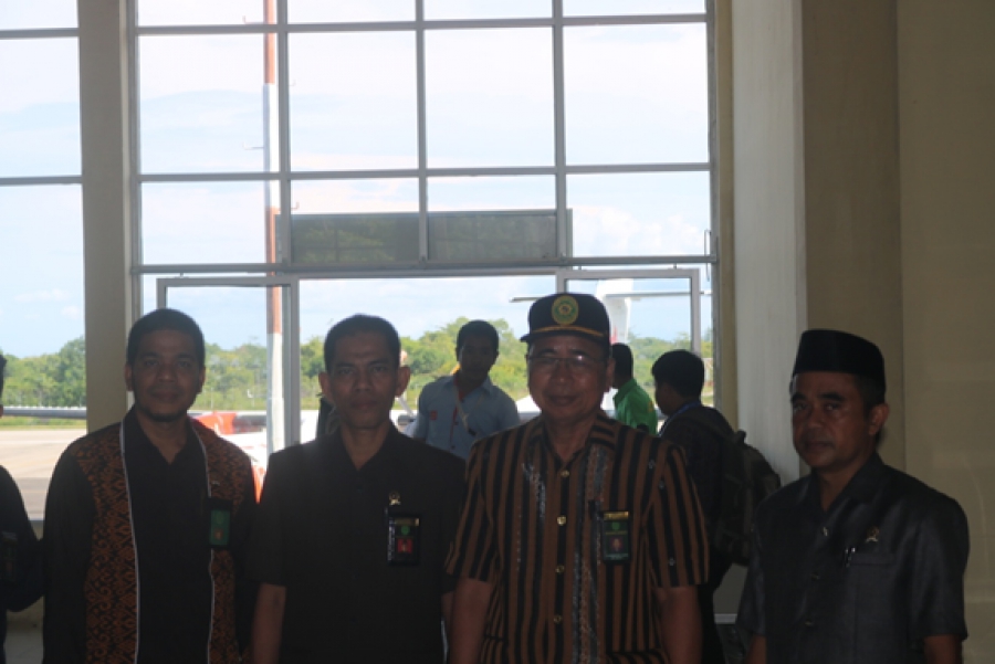Ketua PTA Sultra (tengah), Ketua PA Wangi-Wangi (kanan) dan Ketua PA Baubau berfoto bersama di Bandar Udara Betoambari Baubau dalam menghadiri kegiatan Pembinaan Teknis Yustisial  Pengadilan Agama Wilayah Kepulauan Lingkup PTA Sultra yang digelar di Aula Pengadilan Agama Baubau (2/5/19)