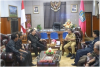 Ketua PTA Sultra dan Walikota Kendari bersama  Hakim Tinggi, Panitera, Sekretaris PTA Sulawesi Tenggara berfoto bersama di ruangan Walikota Kendari (13/5/19)