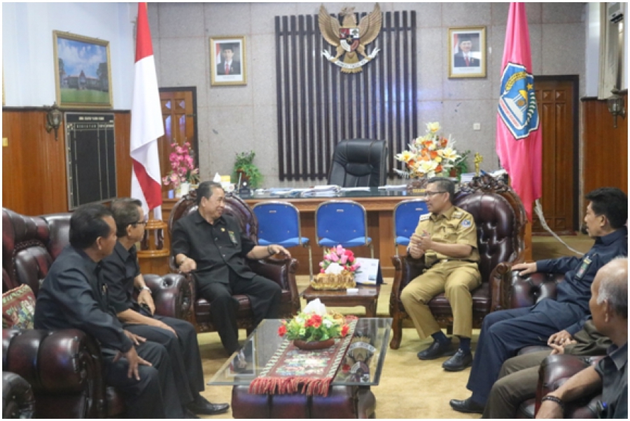 Ketua PTA Sultra dan Walikota Kendari bersama  Hakim Tinggi, Panitera, Sekretaris PTA Sulawesi Tenggara berfoto bersama di ruangan Walikota Kendari (13/5/19)