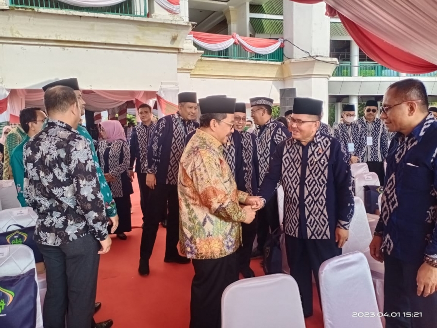 Ketua Pengadilan Tinggi Agama Kendari (kanan) sedang bersalaman dengan Wakil Menteri Agama RI (kiri) saat bertemu pada Acara Pembukaan Kegiatan Pekan Tilawatil Qur’an (PTQ) Lembaga Penyiaran Publik (LPP) Radio Republik Indonesia (RRI) Tingkat Nasional ke 53 di Kendari (01/04/2023)
