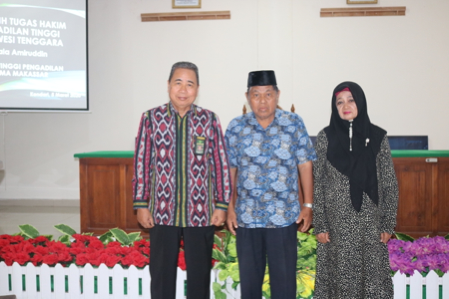 Ketua PTA Sultra (Kiri) resmi melepas dan foto bersama dengan Drs. H. Sangkala Amiruddin (Tengah) dan istri (kanan) (5/3/2020)
