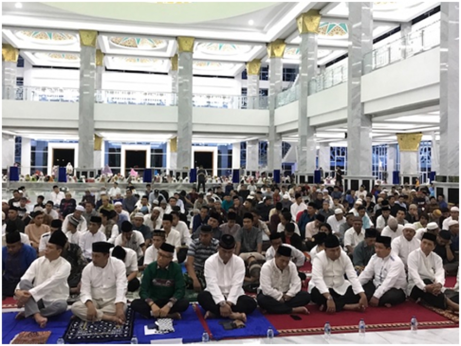 Ketua PTA Sultra (shaf depan kanan) bersama jajaran unsur Forkopimda Provinsi Sulawesi Tenggara mendengarkan ceramah di Masjid Al Alam Kendari (24/5/19)