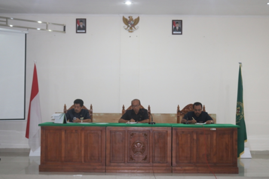 WKPTA (Tengah), Ketua Panitia (Kiri), dan Sekretaris (Kanan) memimpin jalannya rapat persiapan HUT MA RI Ke-74 dan HUT PTA Sultra Ke-24 (25/6/2019)