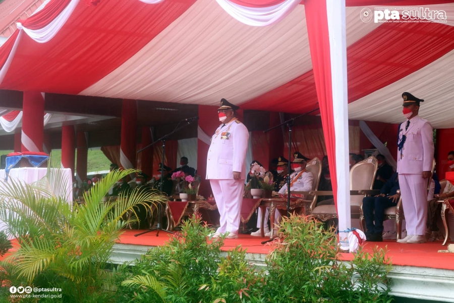Gubernur Sulawesi Tenggara, H. ALi Mazi, S.H. memimpin Upacara Bendera Peringatan HUT RI ke-76 di Pelataran Rujab Gubernur Sulawesi Tenggara