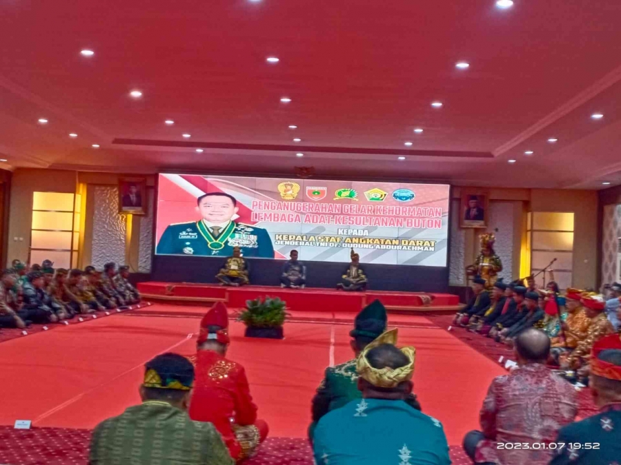 Wakil Ketua PTA Kendari, Dra. Hj. Nia Nurhamidah Romli, M.H. menghadiri Acara Penganugerahan Gelar Kehormatan dari Sultan Buton Kepada KASAD Dudung di Rujab Gubernur Sultra (07/01/2023)