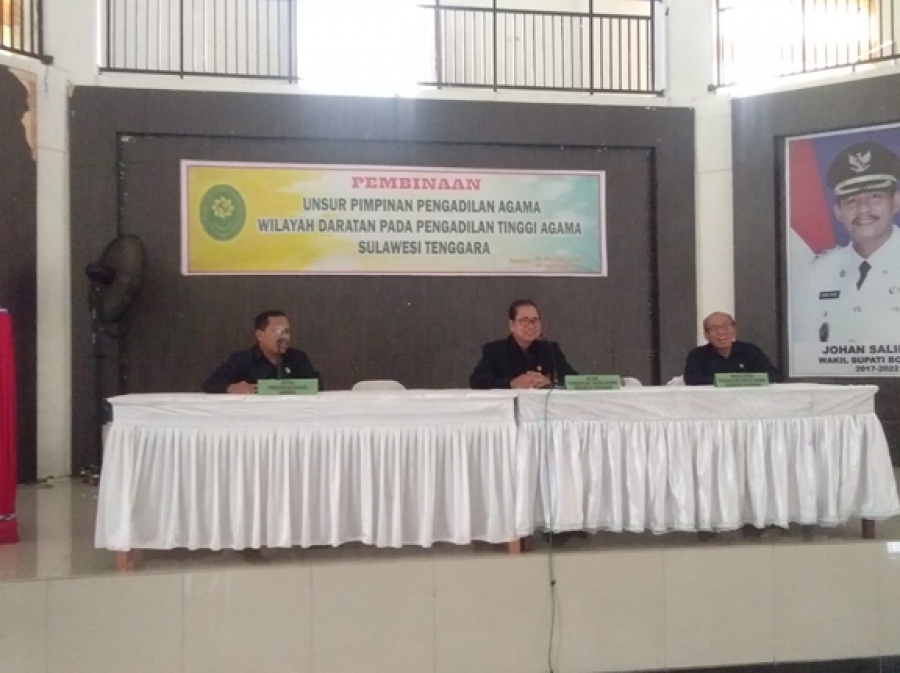 Ketua PTA Sultra (tengah), Ketua PA Rumbia (kanan) dan Wakil Ketua PTA (kiri) bersama jajaran PA wilayah Daratan pada PTA Sultra berfoto bersama sebelum memulai Acara Pembinaan dan Diskusi Yustisial yang digelar di Aula Pemda Kab. Bombabana Prov. Sultra (29/4/19)
