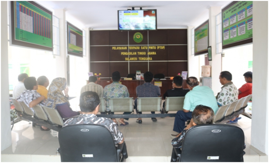 Ketua, Hakim Tinggi dan Pegawai PTA Sulawesi Tenggara menggelar Nobar (nonton bareng) Live Streaming penyampaian materi pembangunan dan tata cara evaluasi ZI (31/5/19)
