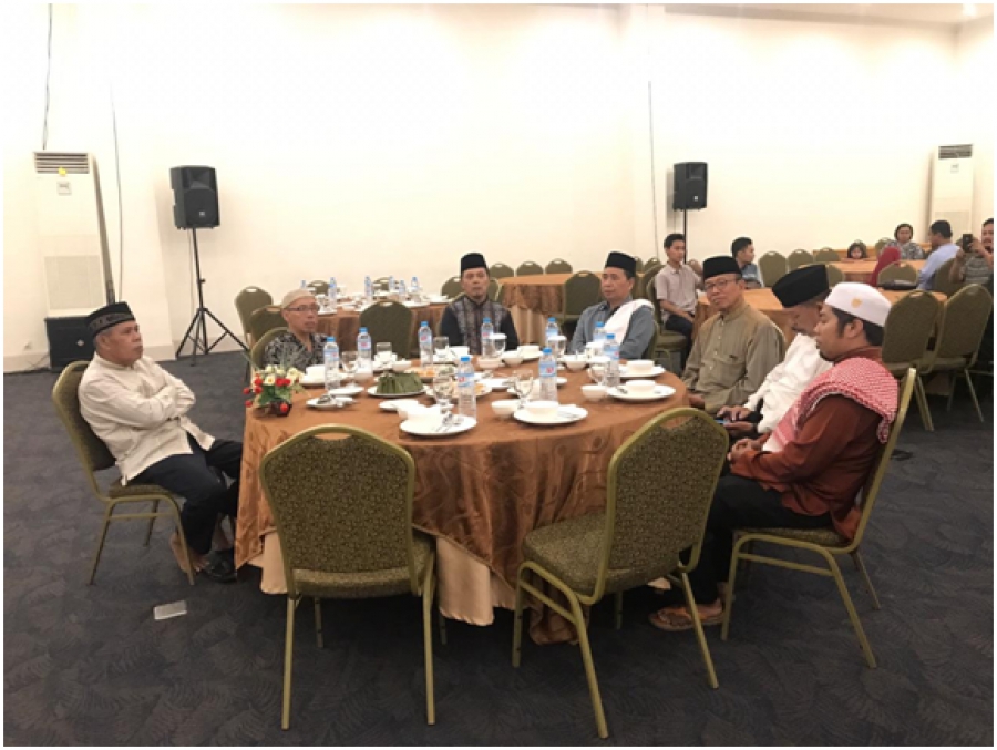 KPTA (Tengah) &amp; WKPTA (Ketiga kanan) Sulawesi Tenggara bersama unsur Pimpinan Pengadilan di wilayah Kendari menghadiri Acara Buka Bersama PTUN di Same Hotel Kendari (21/05/2019)