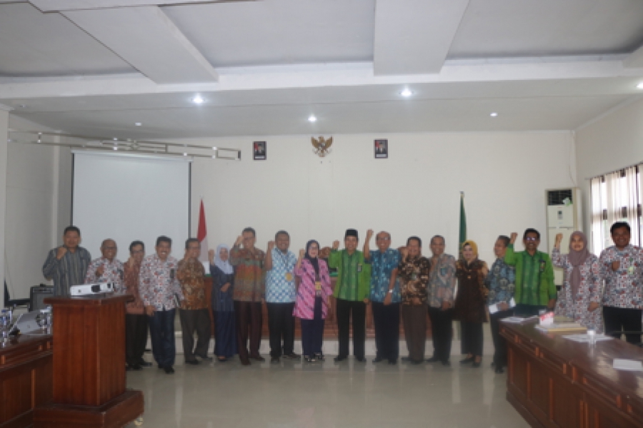 KPTA , WKPTA, dan para pegawai PTA Sulawesi Tenggara serta Ketua , Wakil Ketua, dan Hakim PA Kendari Kelas IA dengan pegawainya melakukan foto bersama dengan perwakilan BPS Prov. Sulawesi Tenggara (kedelapan dan Sembilan dari kiri) 