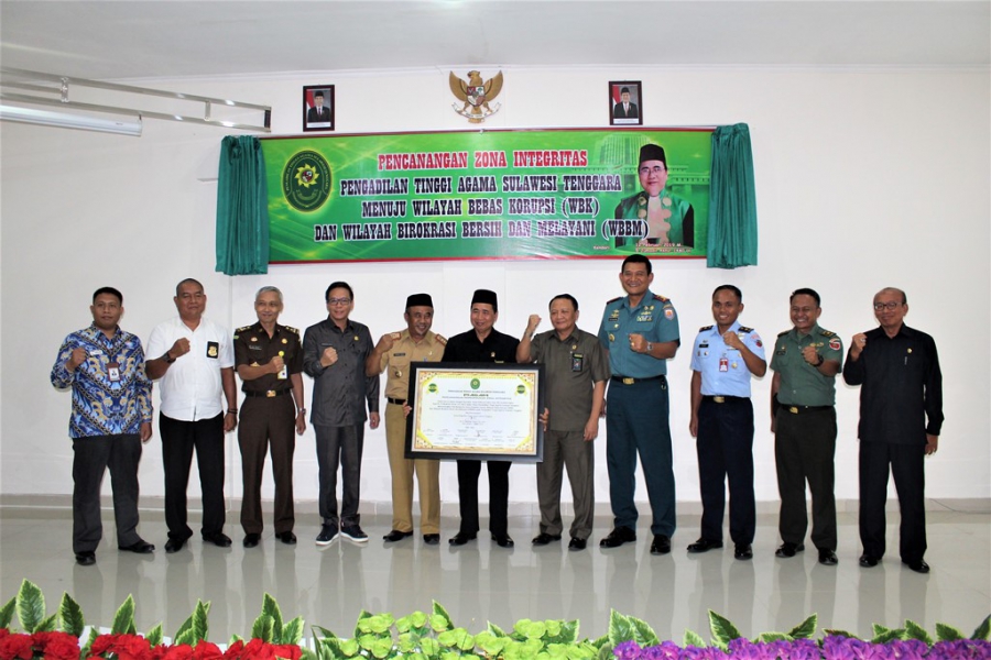 Ketua PTA Sultra (tengah) dan WKPTA Sultra (kanan) bersama jajaran unsur Forum Komunikasi Pimpinan Daerah Provinsi Sulawesi Tenggara berfoto bersama usai penandatanganan piagam pencanangan pembangunan zona integritas yang dugelar di Ruang Rapat PTA Sultra (12/2/19)