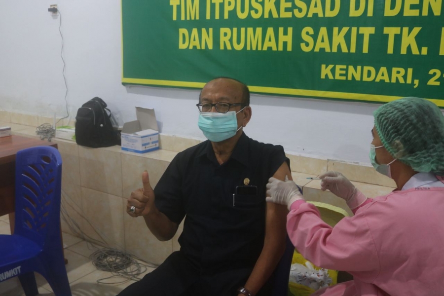 Ketua PTA Sultra mendapat suntikan Vaksin Sinovac (05/05/2021)