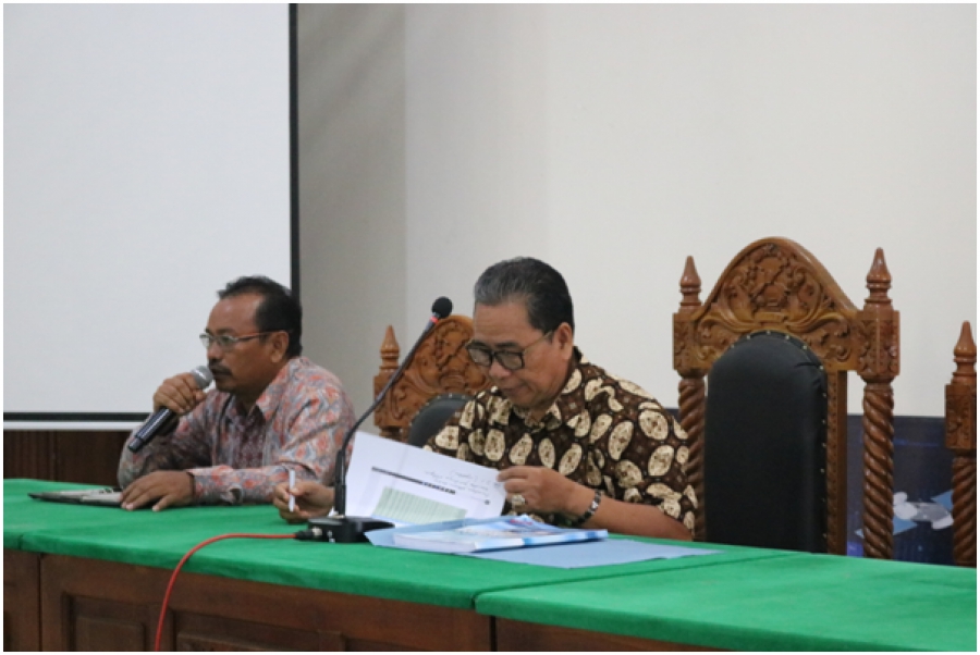 KPTA (Kanan)  dan Sekretaris (Kiri) memimpin jalannya Rapat Perkembangan Zona Integritas dan Persiapan Diskusi Hukum Kepulauan (13/2/2020)