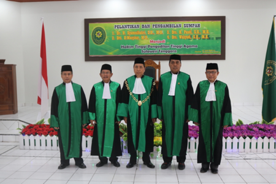 KPTA Sultra (Tengah) berfoto bersama dengan para Hakim Tinggi setelah resmi di lantik dan diambil sumpahnya (17/5/2019)