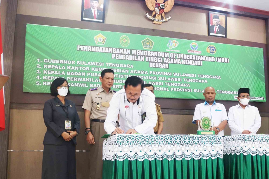 Ketua PTA Kendari, Dr. Drs. Izzuddin Hm, S.H., M.H. menandatangani Mou dengan 5 instansi di Provinsi Sulawesi Tenggara (08/08/2022)