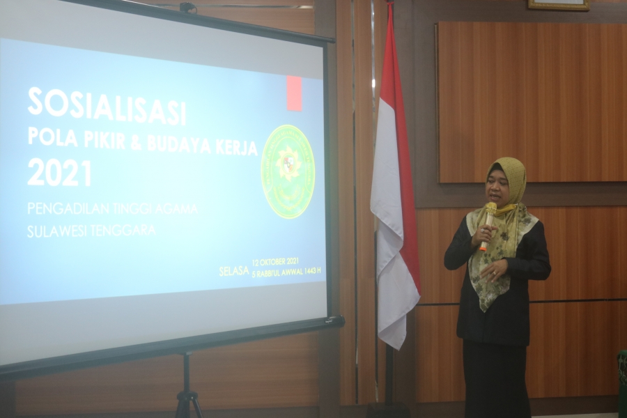 Agen Perubahan PTA Sulawesi Tenggara “Dra. Hj. St. Masyhadiah D, M.H. menjelaskan materi pola pikir dan budaya kerja  (12/10/2021)