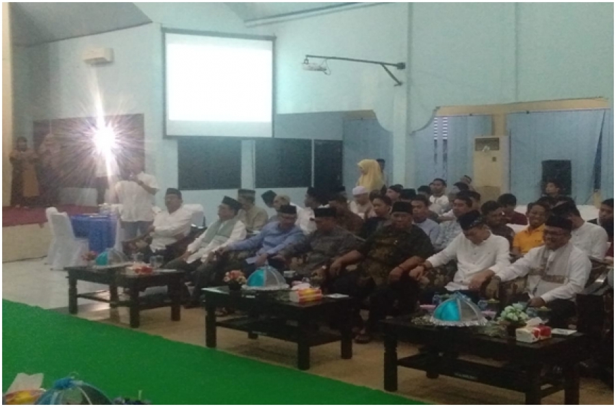 Ketua PTA Prov. Sultra dan Gubernur Prov. Sultra bersama jajaran unsur Forum Komunikasi Pimpinan Daerah Provinsi Sulawesi Tenggara berfoto bersama dalam acara Buka Puasa Bersama Sivitas Akademika Institut Agama Islam Negeri Kendari yang dugelar di Auditorium IAIN Kendari (12/5/19)