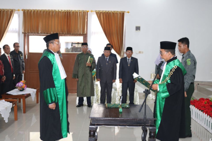 KPTA Sulawesi Tenggara (kanan) mengambil sumpah Drs. H. M. Yusuf, S.H., M.H. (12/3/2020) (Foto : Arif Syukur)