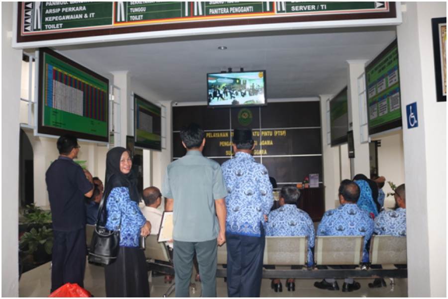 Wakil Ketua, Hakim Tinggi dan Pegawai PTA Sulawesi Tenggara menggelar Nobar (nonton bareng) Live Streaming peluncuran kebijakan peradilan elektronik / e-litigasi dan theme song Mahkamah Agung (19/8/19) 