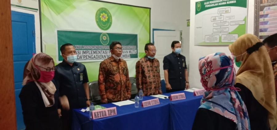 Sekretaris PTA Sulawesi Tenggara (kedua kanan) bersama dengan pimpinan PA Rumbia memimpin evaluasi implementasi penjaminan mutu di PA Rumbia (20/10/2020)