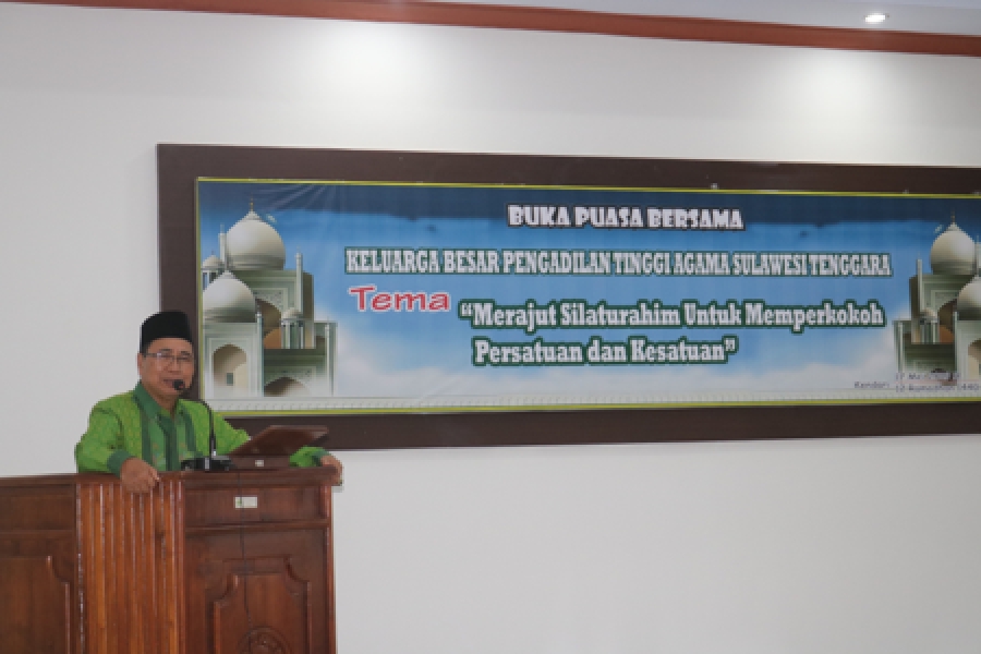 Ketua PTA Sultra menyampaikan kata sambutan kepada tamu undangan acara buka puasa (17/5/2019)
