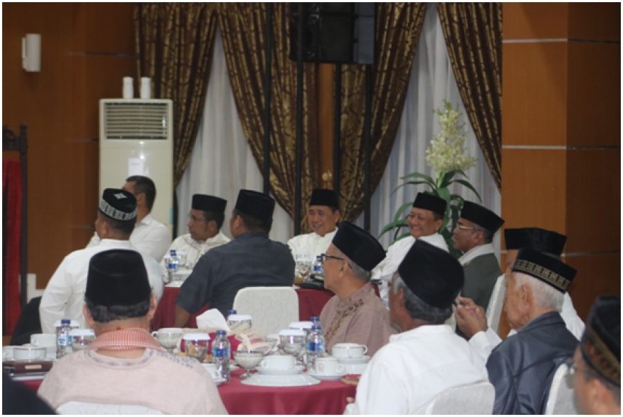 Ketua PTA Sultra bersama jajaran unsur Forum Komunikasi Pimpinan Daerah Provinsi Sulawesi Tenggara berfoto bersama dalam acara Buka Puasa Bersama yang digelar di Aula Rujab Gubernur Sultra (13/5/19)
