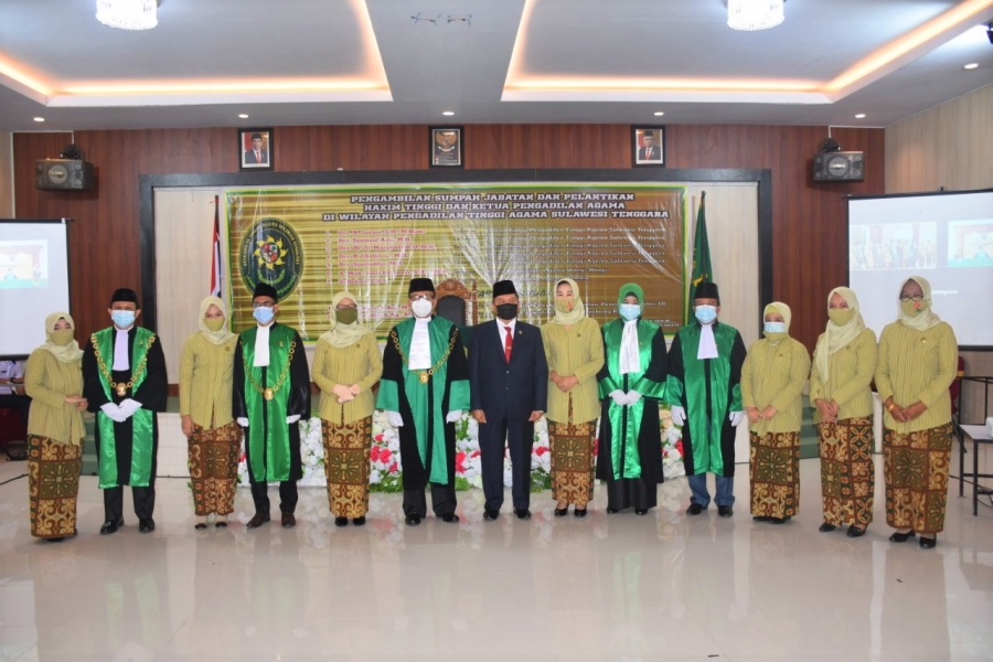 Foto Bersama Usai Acara Pengambilan Sumpah Jabatan dan Pelantikan Hakim Tinggi dan Ketua PA Rumbia dan Ketua PA Wangi-Wangi