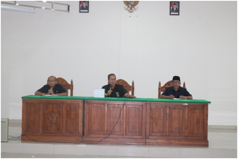 KPTA (Tengah) dan WKPTA (kiri) memimpin jalannya rapat, serta Drs. Rustan, M.HI sebagai moderator (Kanan) (29/5/2019)