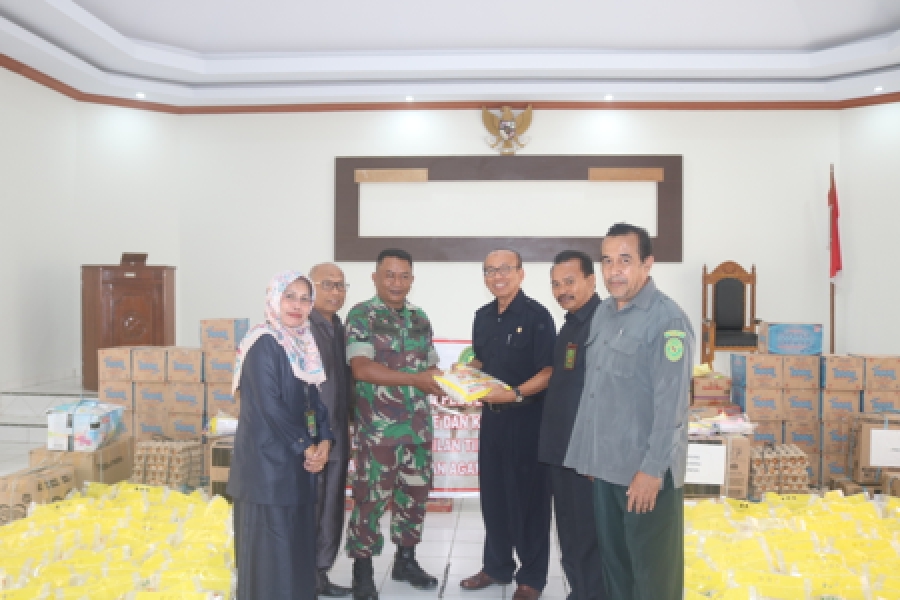 Wakil Ketua PTA Sultra mewakili PTA Sultra dan PA sewilayah Sultra Menyerahkan Sumbangan Banjir Bandang di Konawe dan Konawe Utara Melalui Posko Penanggulangan Bencana Korem 143 / HO Kendari (20/6/2019)
