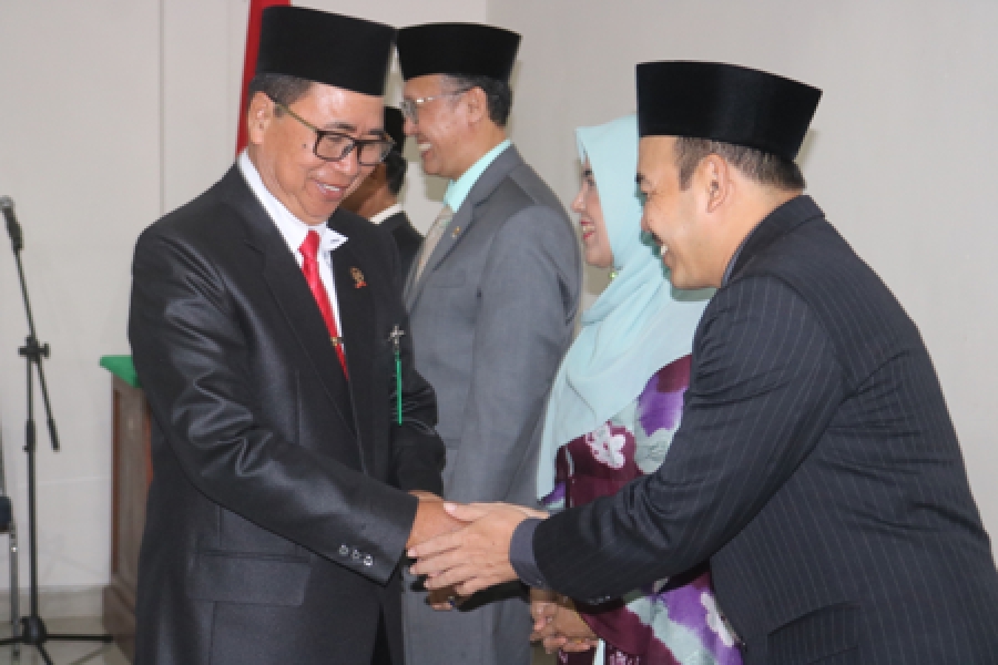 KPTA Sultra (kiri) menyalami Ketua PA andoolo (kanan) yang baru dalam acara halal bihalal (11/06/2019)
